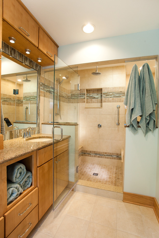 Пример оригинального дизайна: ванная комната в стиле неоклассика (современная классика) с бежевой плиткой и столешницей из гранита