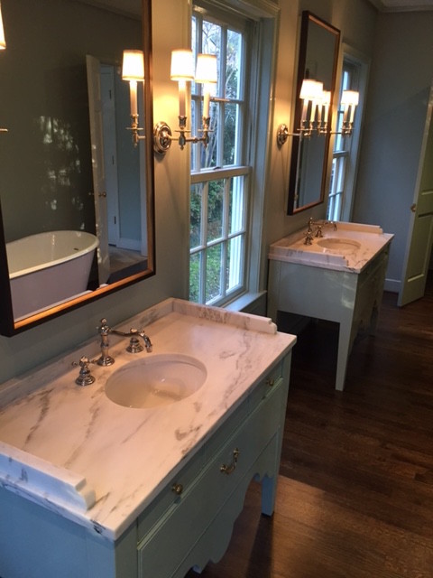 Modelo de cuarto de baño principal clásico pequeño con armarios tipo mueble, suelo de madera en tonos medios, lavabo bajoencimera y encimera de mármol
