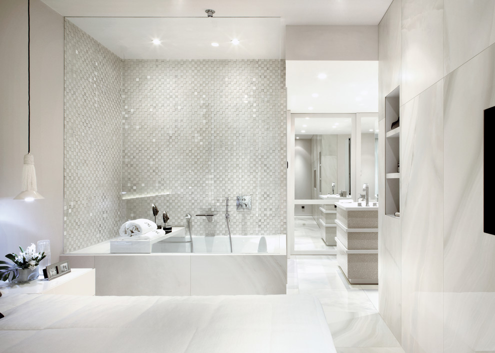 Стильный дизайн: большая главная ванная комната в современном стиле с полновстраиваемой ванной, белой плиткой, керамогранитной плиткой, серыми стенами, полом из керамогранита, монолитной раковиной, серым полом, бежевыми фасадами и столешницей из кварцита - последний тренд