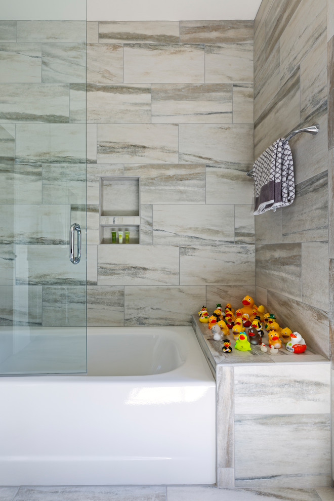 Mittelgroßes Landhausstil Duschbad mit Duschnische, beiger Wandfarbe, Keramikboden, weißem Boden und Schiebetür-Duschabtrennung in Charlotte