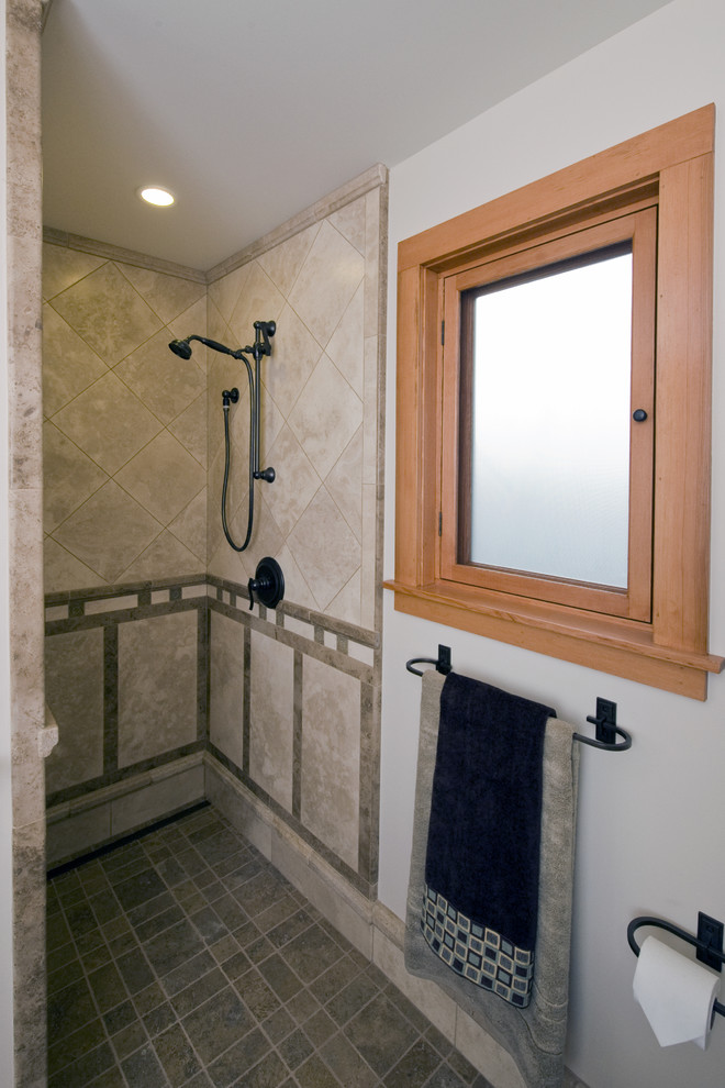 Exempel på ett litet klassiskt svart svart badrum med dusch, med skåp i shakerstil, skåp i mellenmörkt trä, en dusch i en alkov, en toalettstol med separat cisternkåpa, vita väggar, ett fristående handfat, beiget golv och med dusch som är öppen