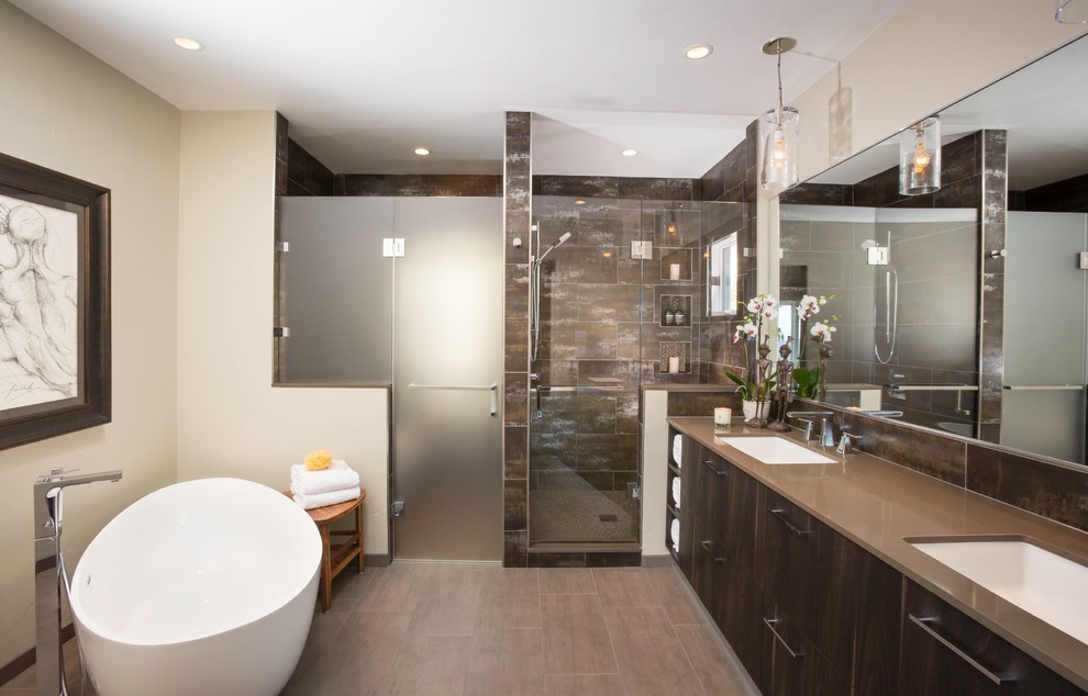 Идея дизайна: главная ванная комната среднего размера в стиле модернизм с плоскими фасадами, темными деревянными фасадами, отдельно стоящей ванной, угловым душем, бежевыми стенами, полом из керамической плитки, накладной раковиной и столешницей из гранита