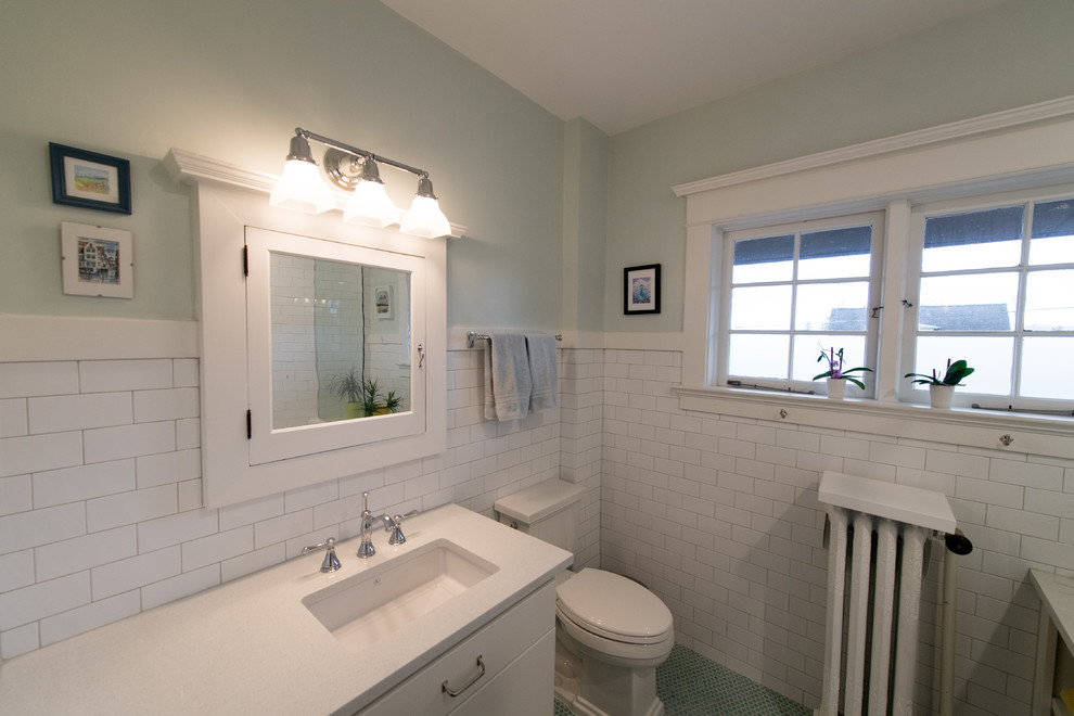 Источник вдохновения для домашнего уюта: главная ванная комната среднего размера в современном стиле с фасадами в стиле шейкер, белыми фасадами, душем над ванной, унитазом-моноблоком, белой плиткой, плиткой кабанчик, белыми стенами, полом из керамической плитки, врезной раковиной, мраморной столешницей, бирюзовым полом и шторкой для ванной