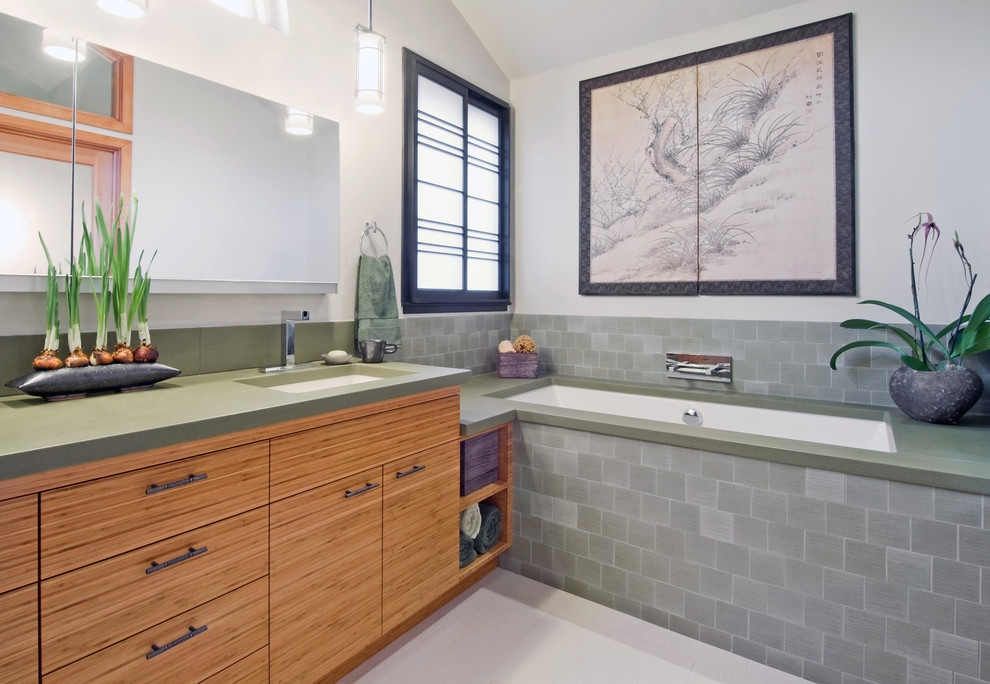 サンフランシスコにあるコンテンポラリースタイルのおしゃれな浴室 (アンダーカウンター洗面器、フラットパネル扉のキャビネット、中間色木目調キャビネット、アンダーマウント型浴槽、グレーのタイル、グリーンの洗面カウンター) の写真