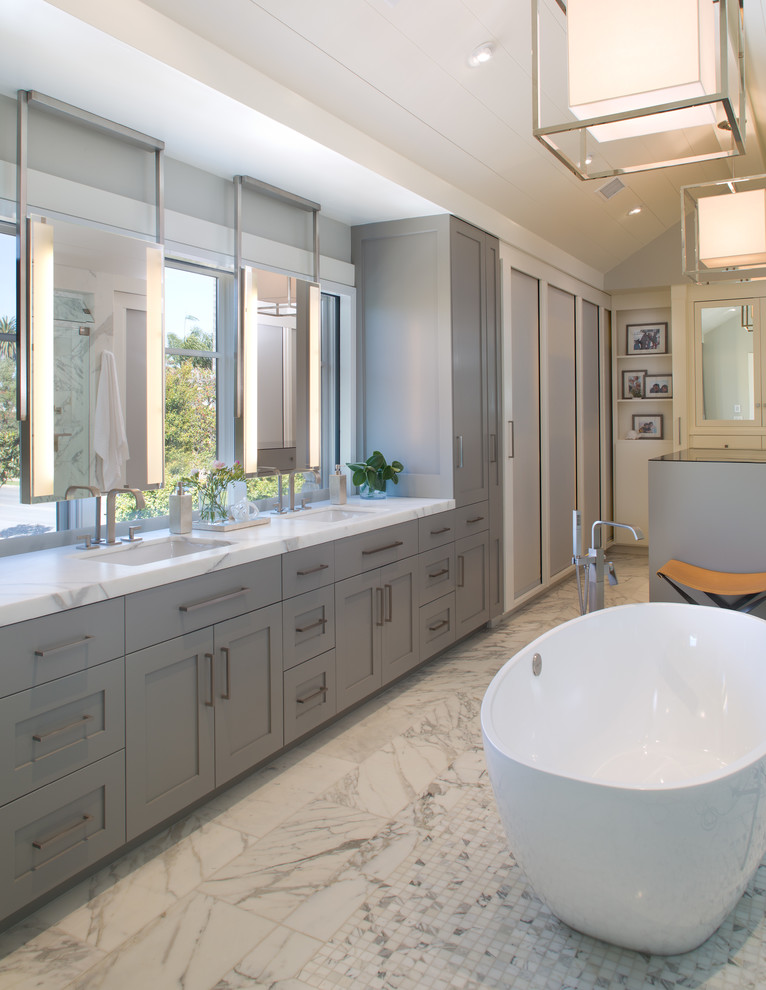Immagine di una stanza da bagno padronale classica con lavabo da incasso, ante con riquadro incassato, ante grigie, top in marmo, vasca freestanding, piastrelle bianche e pavimento in marmo