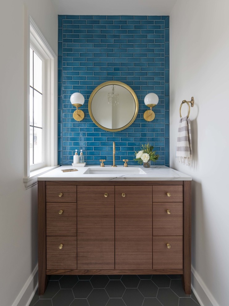 Свежая идея для дизайна: ванная комната в стиле неоклассика (современная классика) с плоскими фасадами, темными деревянными фасадами, синей плиткой, белыми стенами, врезной раковиной, черным полом и белой столешницей - отличное фото интерьера