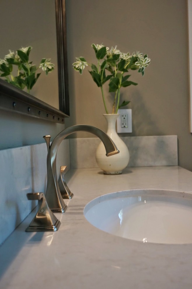 На фото: ванная комната среднего размера в стиле кантри с врезной раковиной, серыми стенами и столешницей из искусственного кварца