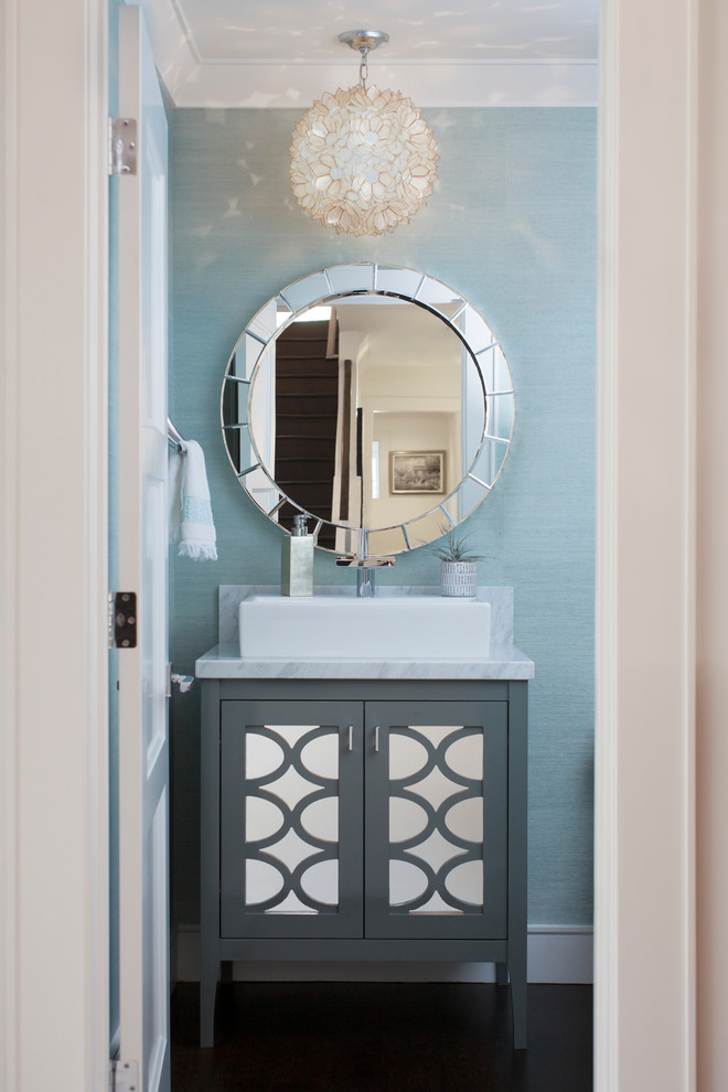 Foto di una piccola stanza da bagno tradizionale con pareti blu, parquet scuro, lavabo a bacinella e top in marmo