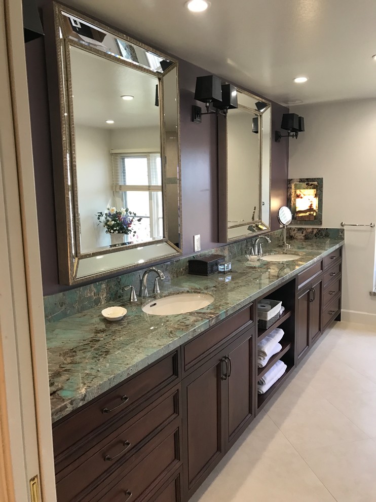 Modernes Badezimmer mit braunen Schränken, lila Wandfarbe, Einbauwaschbecken, Granit-Waschbecken/Waschtisch und weißem Boden in San Francisco
