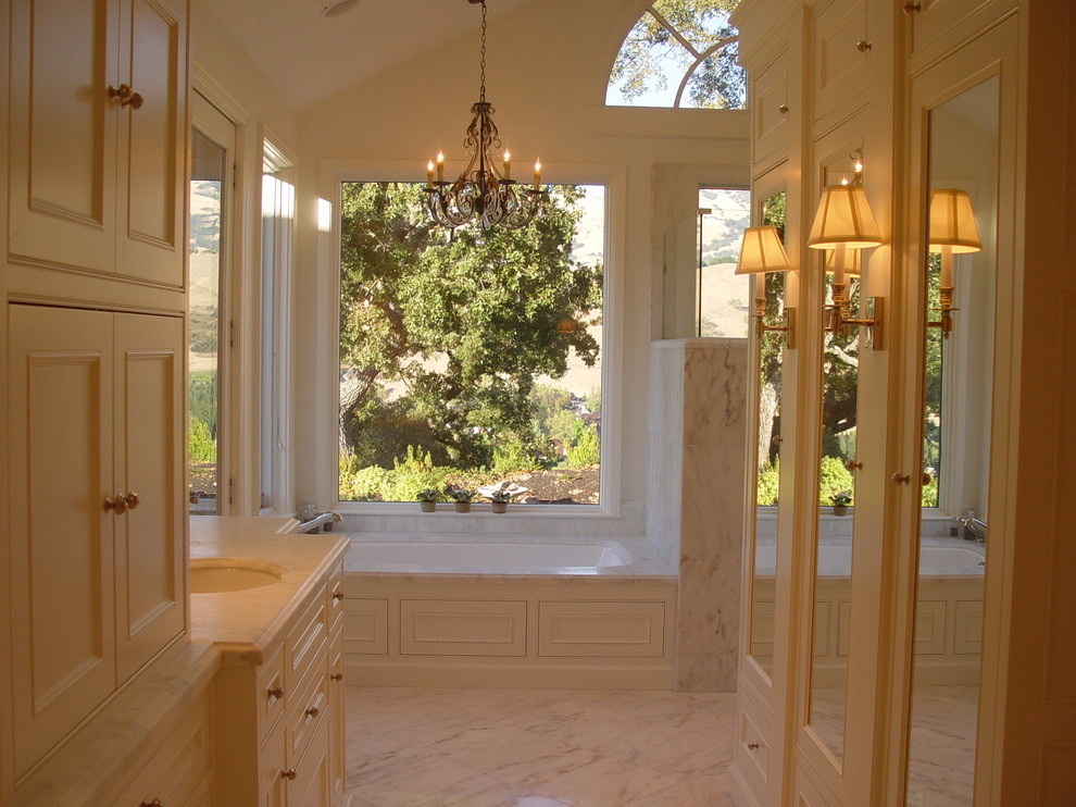 Klassisches Badezimmer mit Marmor-Waschbecken/Waschtisch in San Francisco