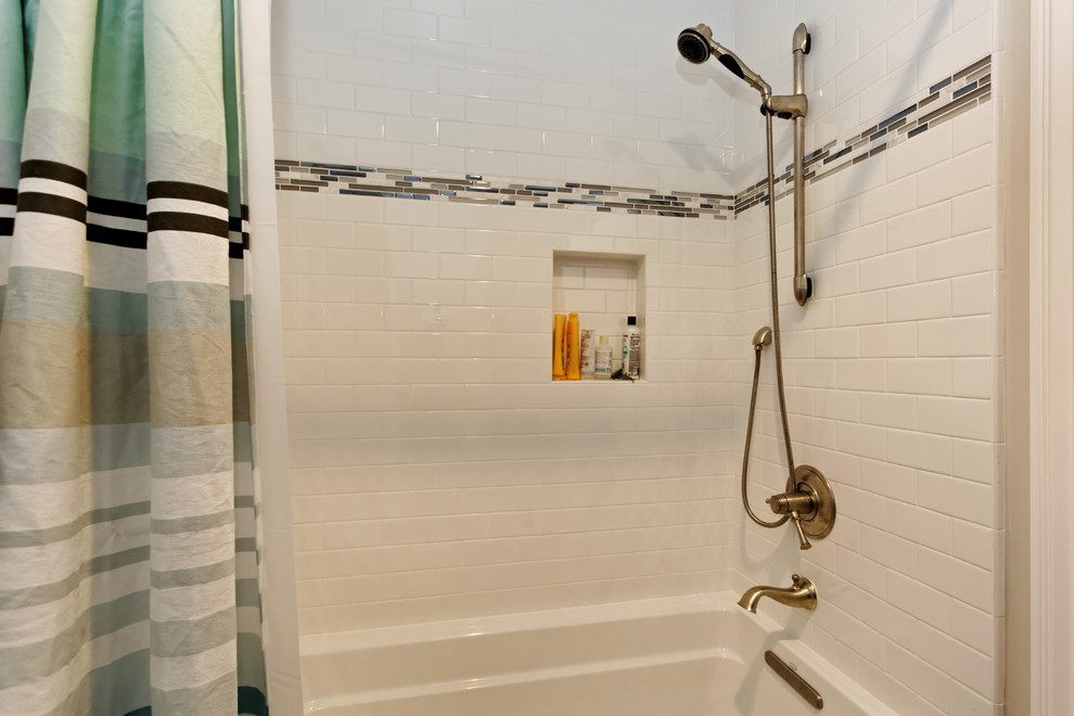 Стильный дизайн: ванная комната среднего размера в стиле модернизм с белой плиткой, плиткой кабанчик и душевой кабиной - последний тренд
