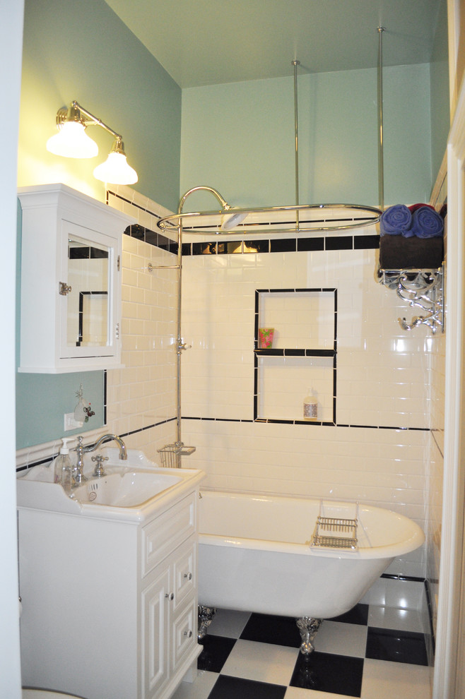 Cette photo montre une petite salle de bain principale chic avec un placard avec porte à panneau surélevé, des portes de placard blanches, une baignoire sur pieds, WC séparés, un carrelage noir et blanc, un carrelage métro, un mur bleu, un sol en carrelage de porcelaine et un plan vasque.