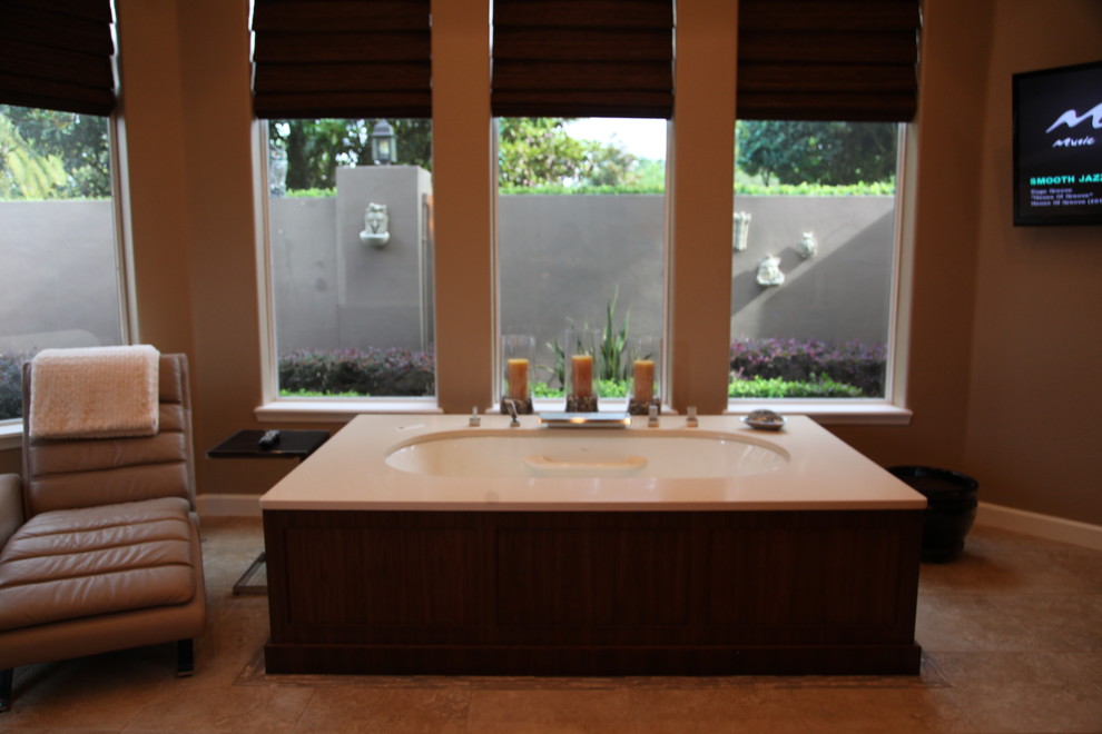 Esempio di una grande stanza da bagno padronale design con vasca idromassaggio, doccia aperta, ante in stile shaker, ante in legno bruno e top in granito