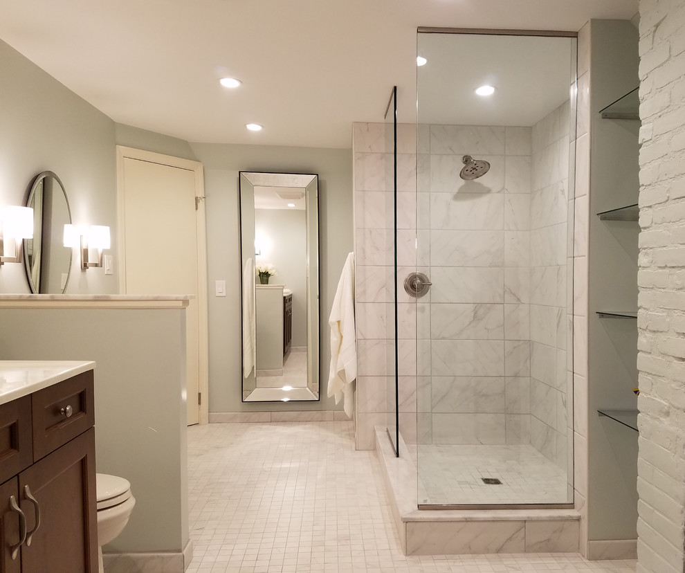 Klassisk inredning av ett mellanstort vit vitt badrum med dusch, med luckor med infälld panel, skåp i mörkt trä, en hörndusch, grå kakel, grå väggar, marmorgolv, bänkskiva i kvarts, grått golv och med dusch som är öppen