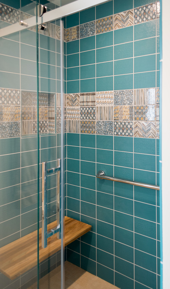 Источник вдохновения для домашнего уюта: ванная комната среднего размера в стиле неоклассика (современная классика) с фасадами в стиле шейкер, бежевыми фасадами, душем в нише, синей плиткой, керамической плиткой, полом из керамогранита, душевой кабиной, врезной раковиной, бежевым полом и душем с раздвижными дверями