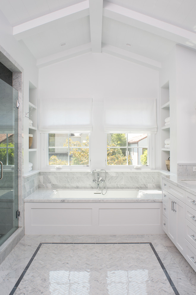 Стильный дизайн: главная ванная комната среднего размера в классическом стиле с фасадами в стиле шейкер, белыми фасадами, полновстраиваемой ванной, черно-белой плиткой, каменной плиткой, белыми стенами, врезной раковиной и мраморной столешницей - последний тренд