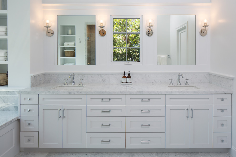 Идея дизайна: главная, серо-белая ванная комната среднего размера в классическом стиле с фасадами в стиле шейкер, белыми фасадами, белыми стенами, врезной раковиной, полновстраиваемой ванной, черно-белой плиткой, каменной плиткой и мраморной столешницей