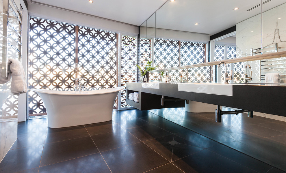 Idée de décoration pour une salle de bain principale design avec une grande vasque, une baignoire indépendante et une fenêtre.