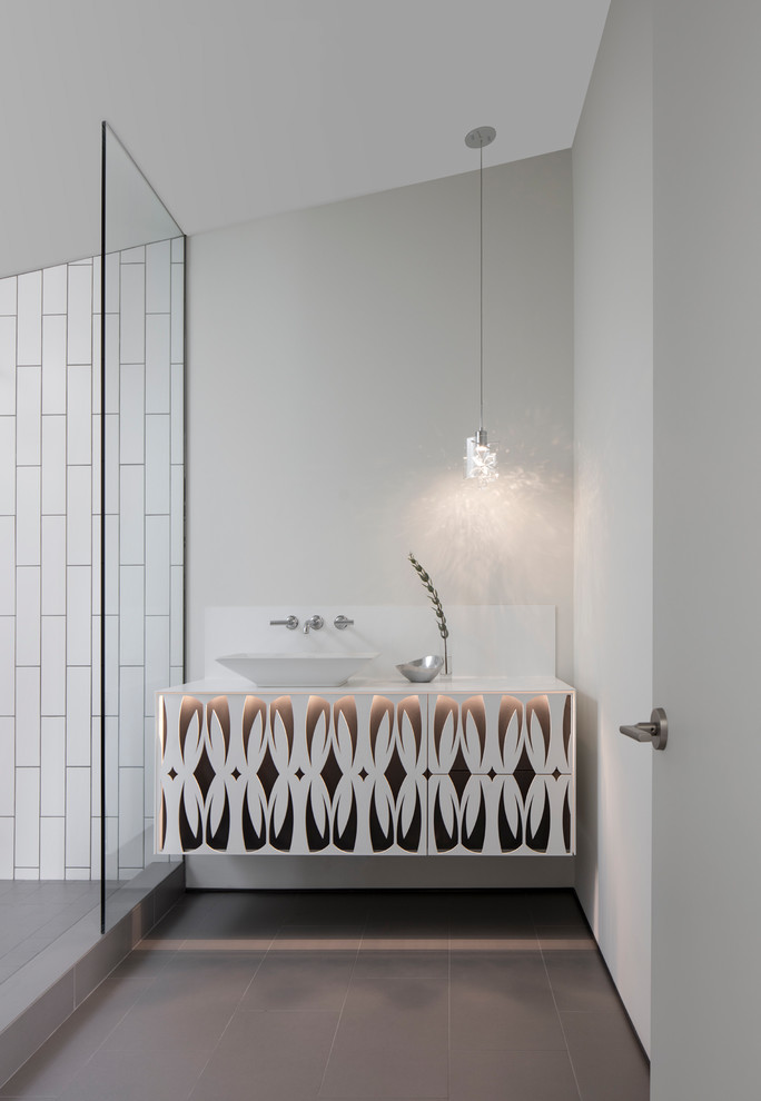 フェニックスにあるコンテンポラリースタイルのおしゃれな浴室 (白いキャビネット、オープン型シャワー、白い壁、ベッセル式洗面器、茶色い床、オープンシャワー) の写真