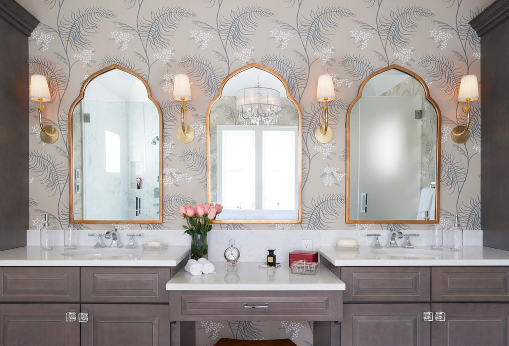 Imagen de cuarto de baño principal clásico con armarios con paneles con relieve, paredes multicolor, lavabo bajoencimera y espejo con luz