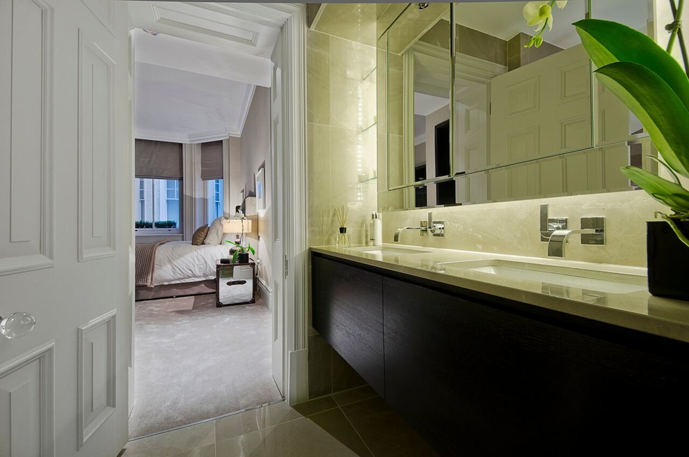 Idée de décoration pour une salle de bain principale design en bois foncé de taille moyenne avec un placard à porte plane, un carrelage beige, du carrelage en marbre, un sol en marbre, un lavabo posé, un plan de toilette en marbre et un sol gris.