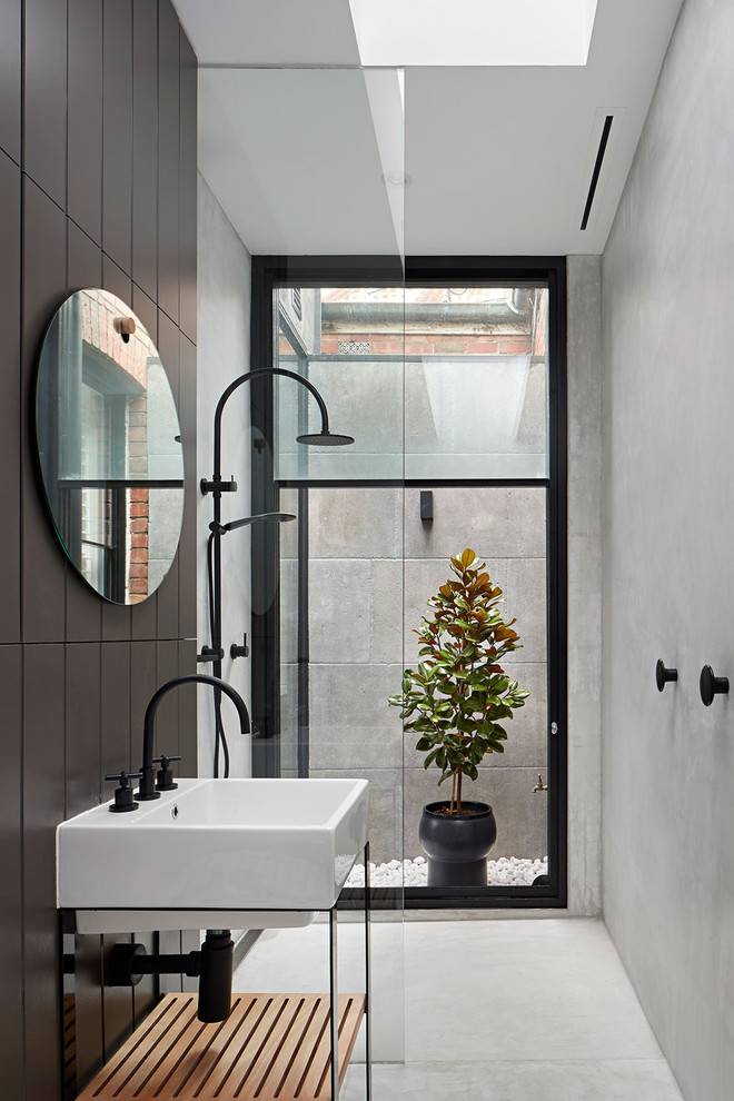 Идея дизайна: ванная комната в современном стиле с открытыми фасадами, душем без бортиков, черной плиткой, душевой кабиной, монолитной раковиной, белым полом, открытым душем и белой столешницей
