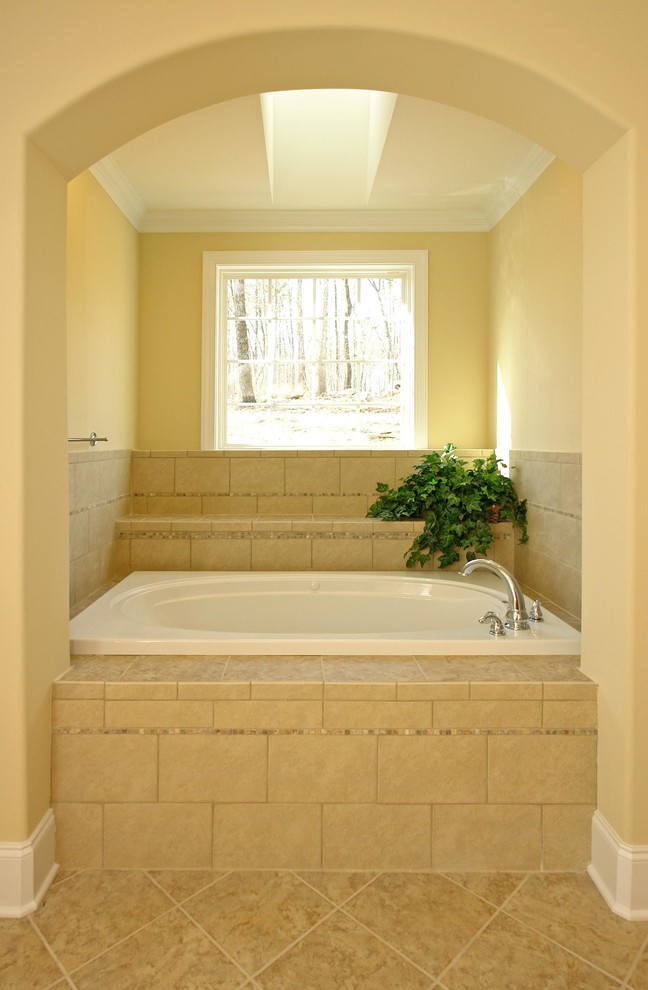 Идея дизайна: большая главная ванная комната в классическом стиле с ванной в нише, душем без бортиков, бежевой плиткой, керамической плиткой, бежевыми стенами и полом из керамической плитки