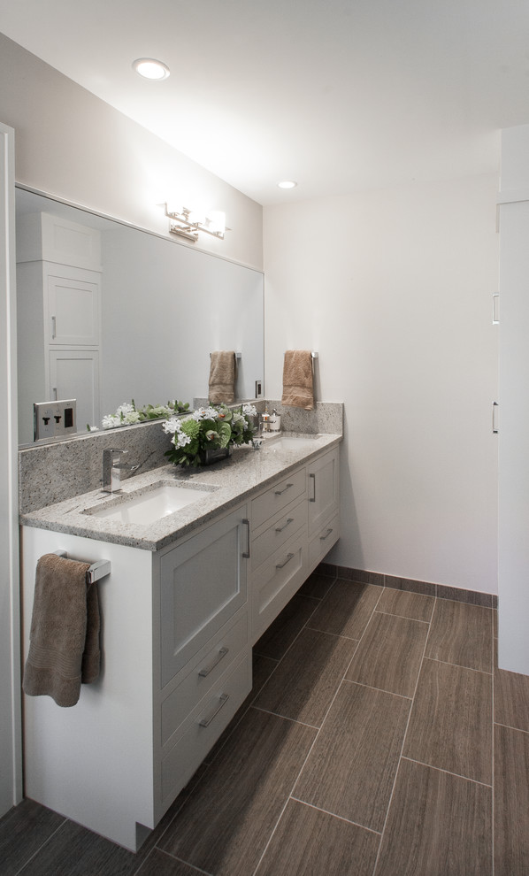 Idéer för att renovera ett mellanstort amerikanskt badrum med dusch, med ett undermonterad handfat, släta luckor, vita skåp, granitbänkskiva, grå kakel, keramikplattor, vita väggar och klinkergolv i keramik