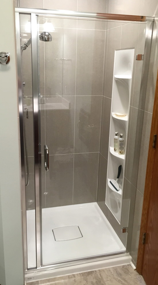 Ispirazione per una piccola stanza da bagno classica con piastrelle grigie