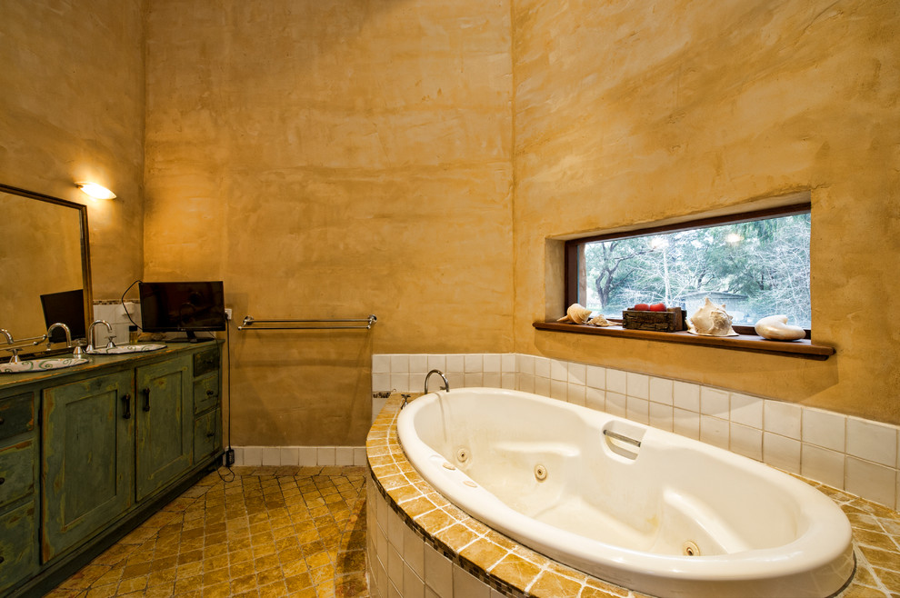 Cette photo montre une grande salle de bain montagne en bois vieilli avec un lavabo posé, un placard en trompe-l'oeil, une baignoire posée, un carrelage blanc, des carreaux de céramique et un sol en marbre.