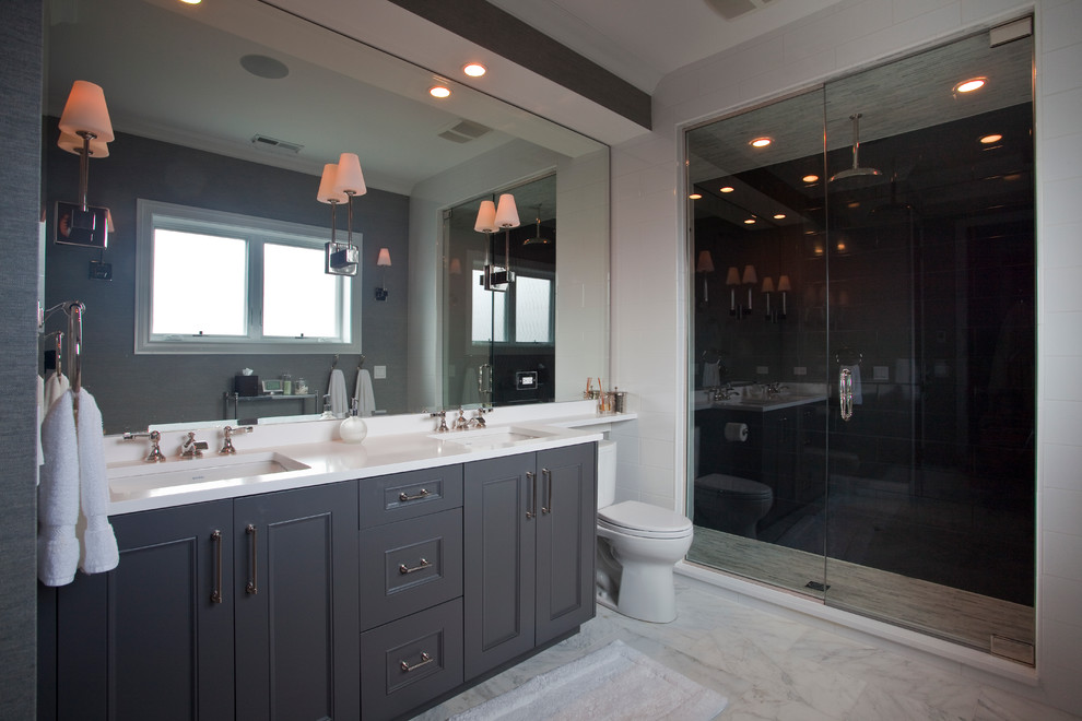 Diseño de cuarto de baño contemporáneo con lavabo bajoencimera, armarios con paneles empotrados, puertas de armario grises, ducha empotrada y baldosas y/o azulejos blancos