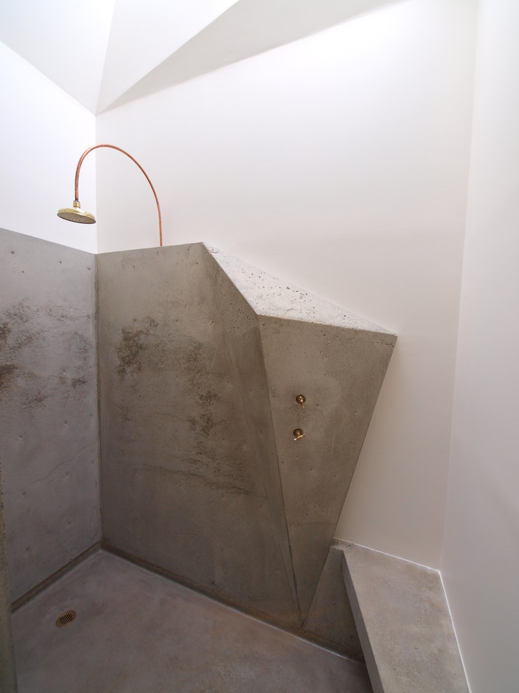 На фото: ванная комната в современном стиле с бетонным полом с