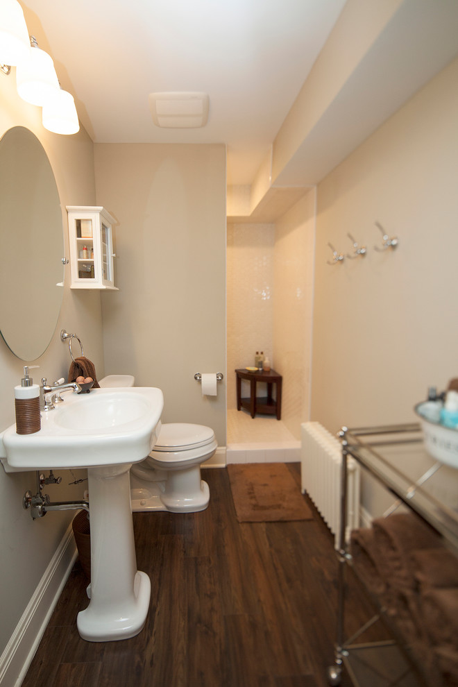 На фото: маленькая ванная комната в классическом стиле с раковиной с пьедесталом, открытым душем, раздельным унитазом, белой плиткой, керамической плиткой, бежевыми стенами, полом из линолеума и душевой кабиной для на участке и в саду