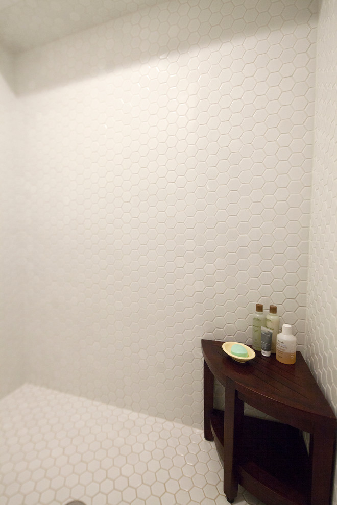 Idee per una piccola stanza da bagno con doccia tradizionale con lavabo a colonna, doccia aperta, WC a due pezzi, piastrelle bianche, piastrelle in ceramica, pareti beige e pavimento in linoleum