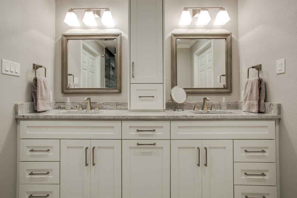 Foto på ett mellanstort vintage en-suite badrum, med skåp i shakerstil, vita skåp, en dusch i en alkov, grå kakel, porslinskakel, beige väggar, ett undermonterad handfat, granitbänkskiva, dusch med gångjärnsdörr, klinkergolv i porslin och grått golv