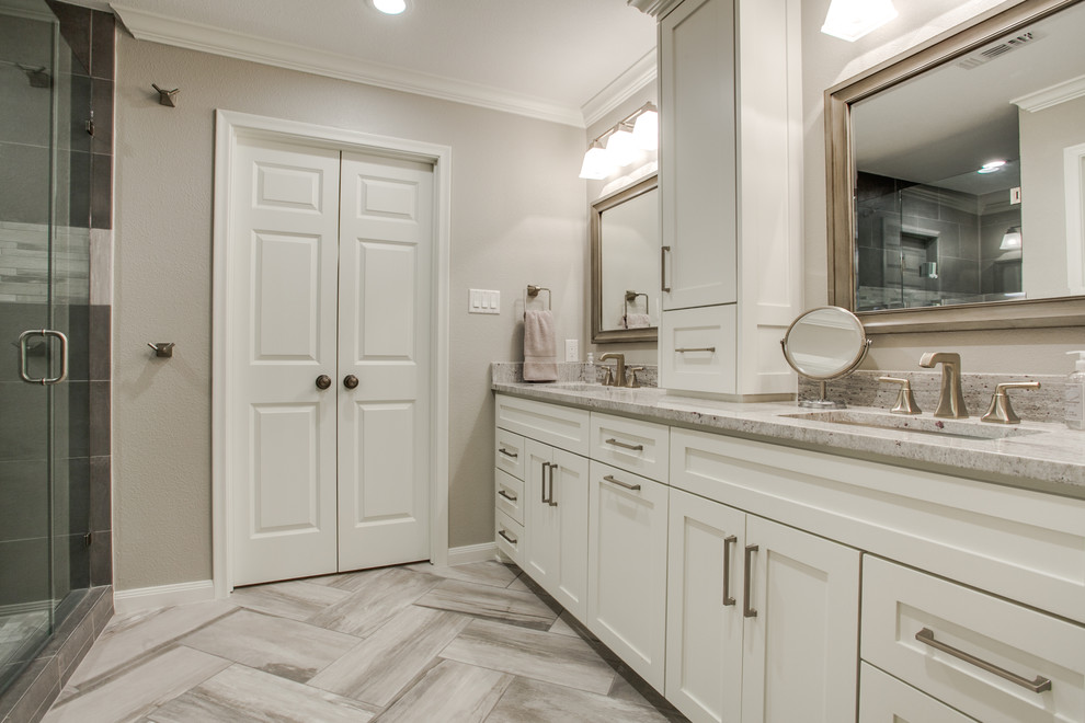 Inredning av ett klassiskt mellanstort en-suite badrum, med skåp i shakerstil, vita skåp, ett undermonterad handfat, dusch med gångjärnsdörr, en dusch i en alkov, grå kakel, porslinskakel, beige väggar, klinkergolv i porslin, bänkskiva i kvartsit och grått golv