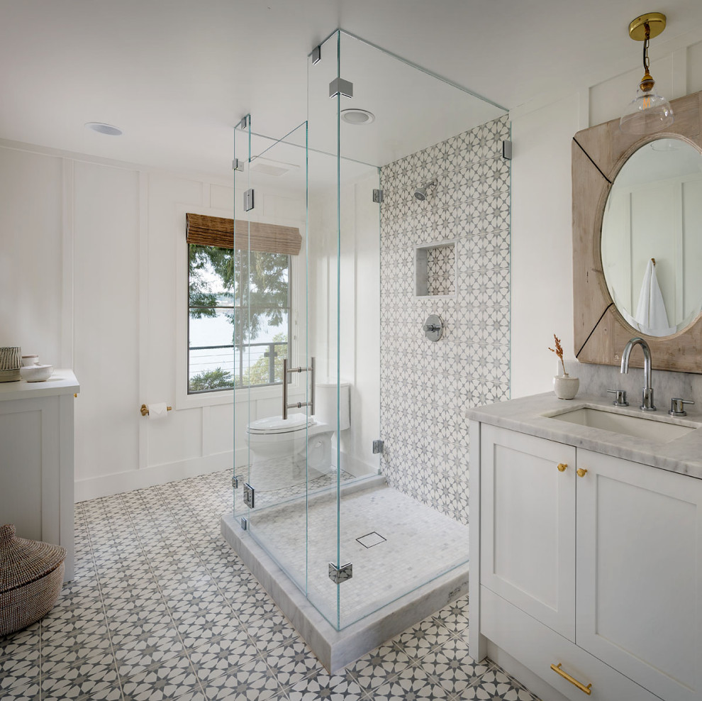 На фото: ванная комната в стиле кантри с черно-белой плиткой, полом из мозаичной плитки и панелями на части стены с