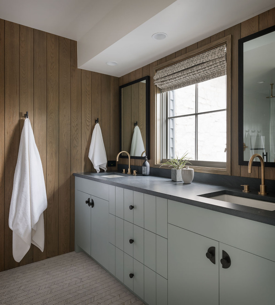 Immagine di una stanza da bagno country con ante lisce, ante grigie, pareti marroni, pavimento con piastrelle a mosaico, lavabo sottopiano, pavimento bianco, top grigio e due lavabi