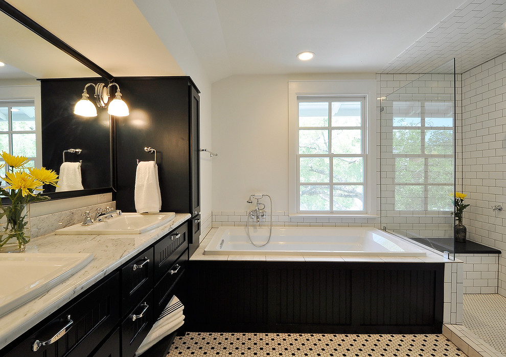 Cette photo montre une salle de bain chic avec une douche ouverte, un carrelage métro, des portes de placard noires, aucune cabine, un sol multicolore et du carrelage bicolore.