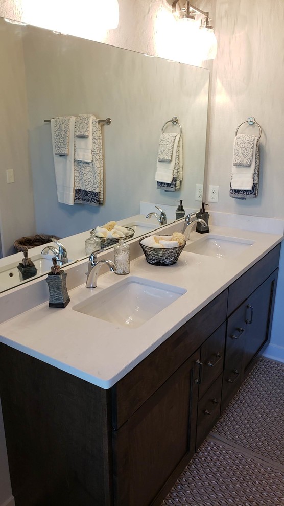 Foto de cuarto de baño de estilo americano con armarios estilo shaker, paredes beige, lavabo bajoencimera y encimera de cuarzo compacto