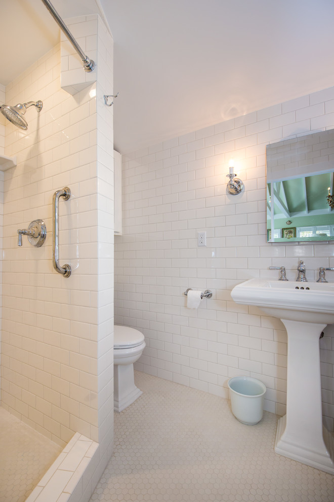 Immagine di una stanza da bagno con doccia chic di medie dimensioni con doccia aperta, piastrelle bianche e pareti bianche