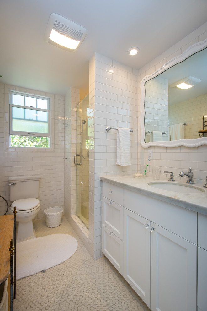 Idee per una stanza da bagno tradizionale con lavabo a colonna, vasca ad alcova, vasca/doccia, WC monopezzo, piastrelle bianche e pareti bianche