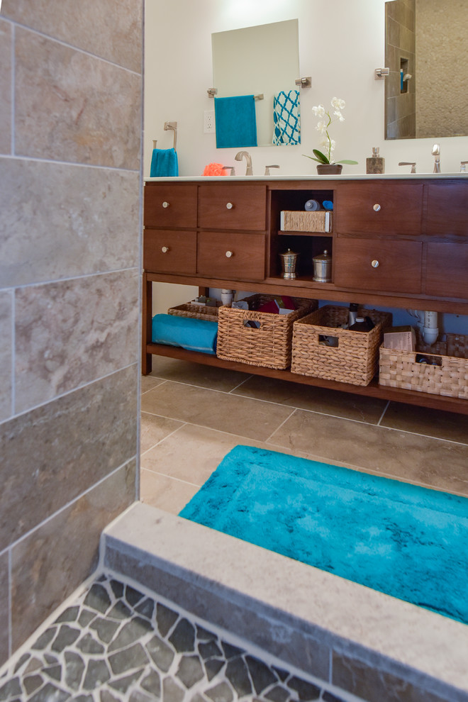 Inredning av ett modernt stort en-suite badrum, med möbel-liknande, skåp i mörkt trä, en dusch i en alkov, en toalettstol med separat cisternkåpa, beige kakel, kakel i småsten, vita väggar, klinkergolv i keramik, ett integrerad handfat, bänkskiva i kvarts, beiget golv och med dusch som är öppen