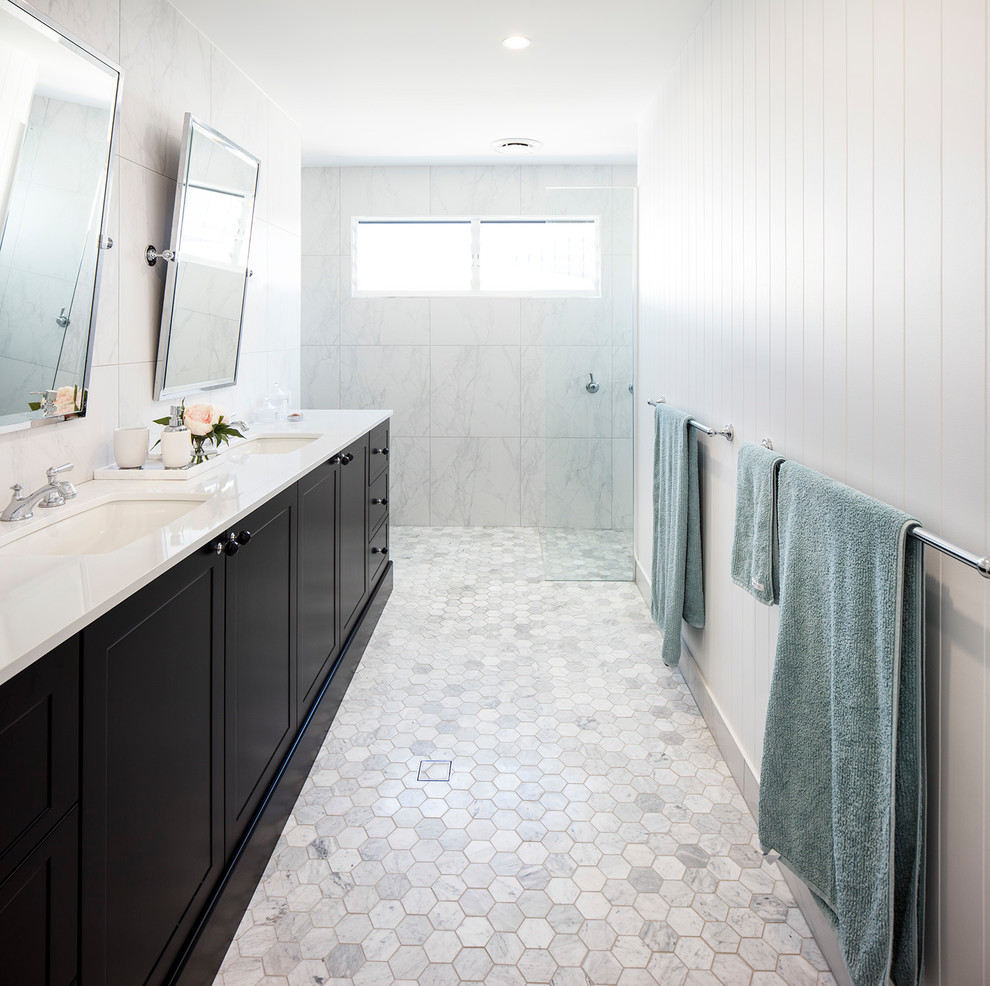 Inredning av ett klassiskt vit vitt badrum med dusch, med skåp i shakerstil, svarta skåp, en dusch i en alkov, vit kakel, grå kakel, marmorkakel, vita väggar, ett nedsänkt handfat, bänkskiva i kvarts, grått golv, marmorgolv och med dusch som är öppen