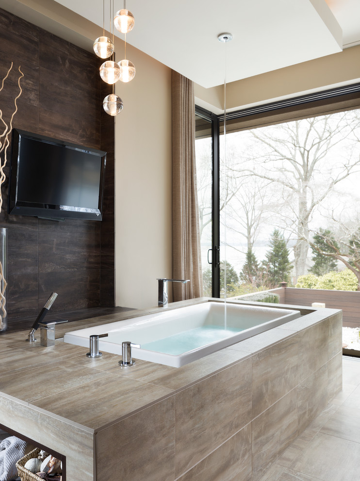 Exempel på ett modernt en-suite badrum, med ett platsbyggt badkar, flerfärgad kakel, porslinskakel, flerfärgade väggar och klinkergolv i porslin