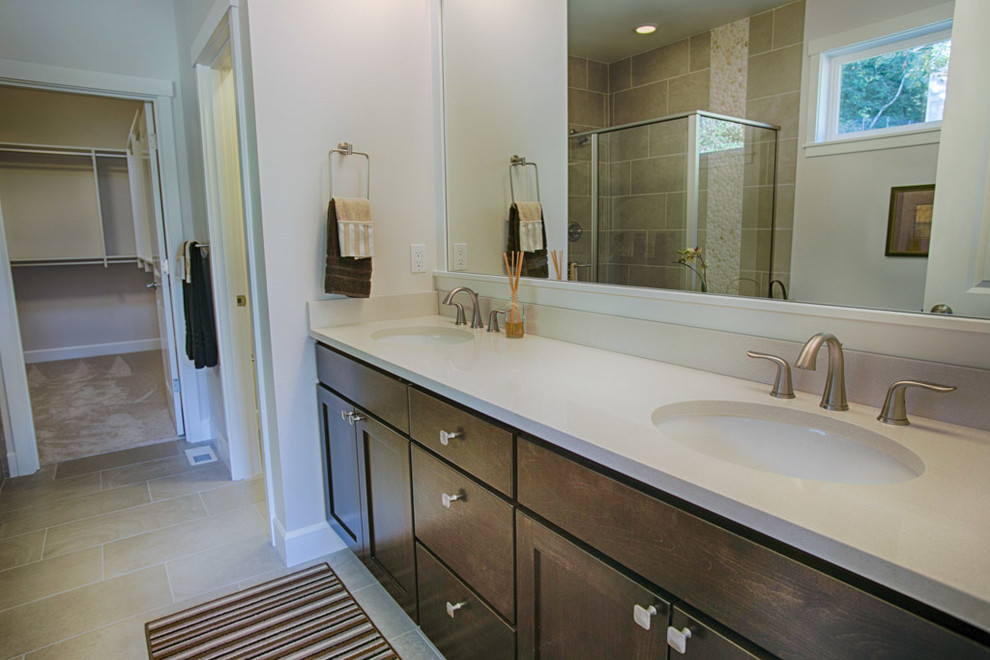 Стильный дизайн: главная ванная комната в классическом стиле с плоскими фасадами, коричневыми фасадами, бежевой плиткой, полом из керамической плитки, столешницей из кварцита и бежевым полом - последний тренд