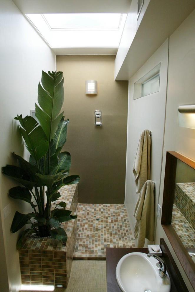 ロサンゼルスにあるモダンスタイルのおしゃれな浴室の写真