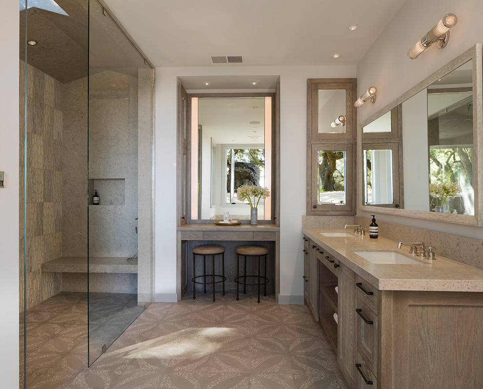Foto på ett lantligt beige badrum, med luckor med infälld panel, skåp i ljust trä, en kantlös dusch, beige kakel, vita väggar, ett undermonterad handfat och beiget golv