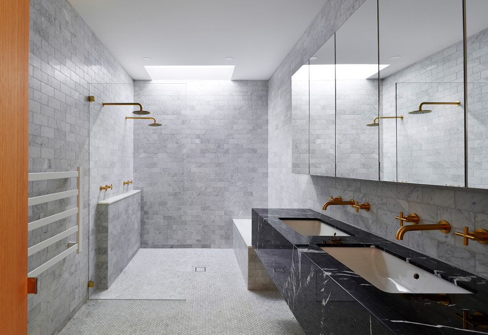На фото: ванная комната в современном стиле с душем без бортиков, серой плиткой, плиткой кабанчик, серыми стенами, душевой кабиной, врезной раковиной, мраморной столешницей, белым полом и открытым душем