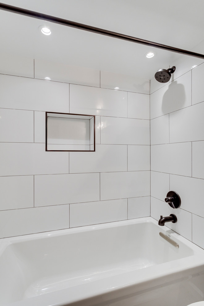 Foto på ett litet vintage grå badrum med dusch, med möbel-liknande, skåp i mörkt trä, ett badkar i en alkov, en dusch/badkar-kombination, en toalettstol med separat cisternkåpa, vit kakel, porslinskakel, grå väggar, ett undermonterad handfat, marmorbänkskiva, vitt golv och dusch med duschdraperi